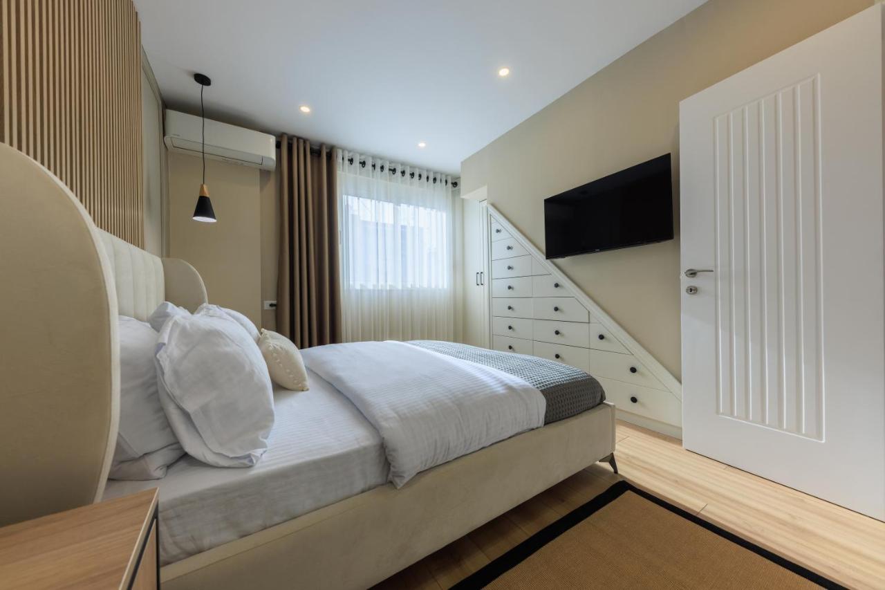 One-Bedroom Rooftop Skyline Central Hidden Gem In Tiranë Luaran gambar