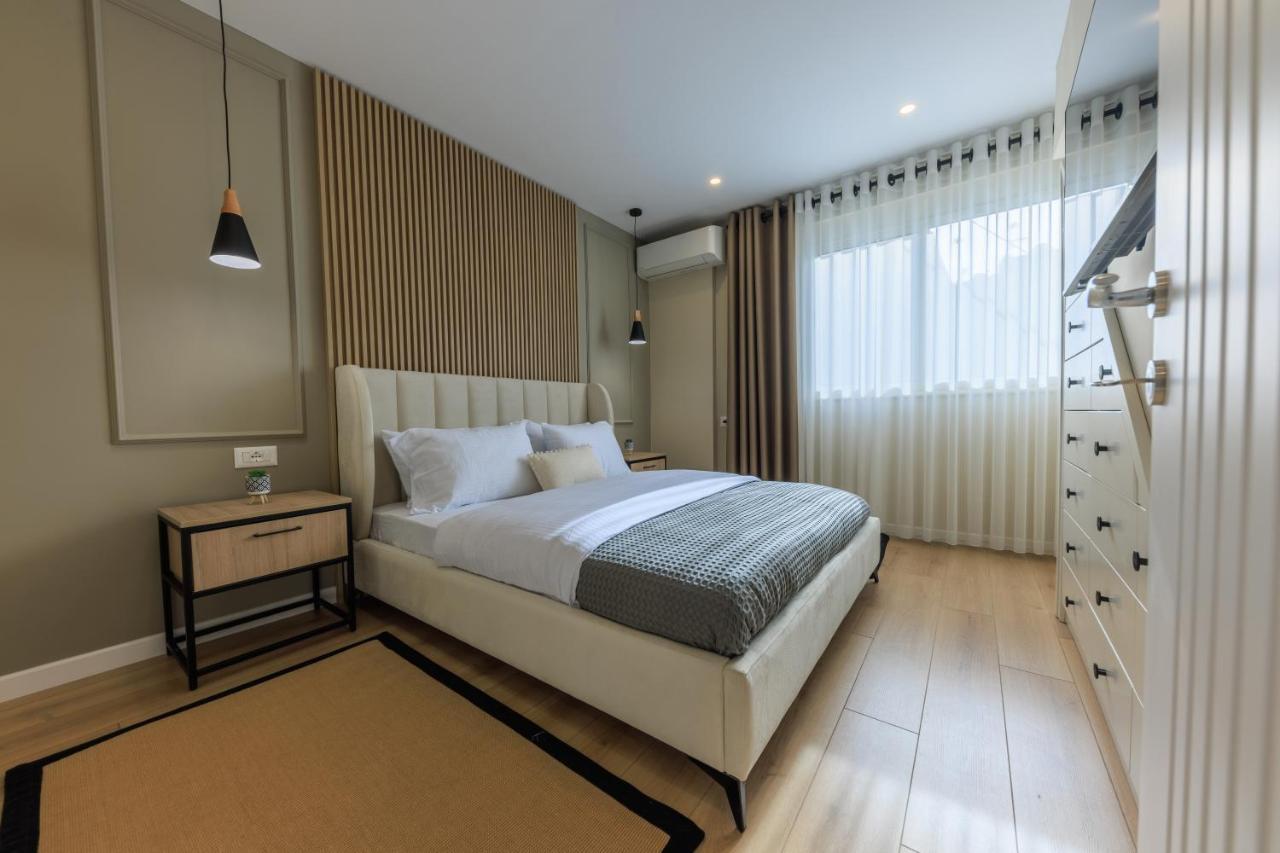 One-Bedroom Rooftop Skyline Central Hidden Gem In Tiranë Luaran gambar