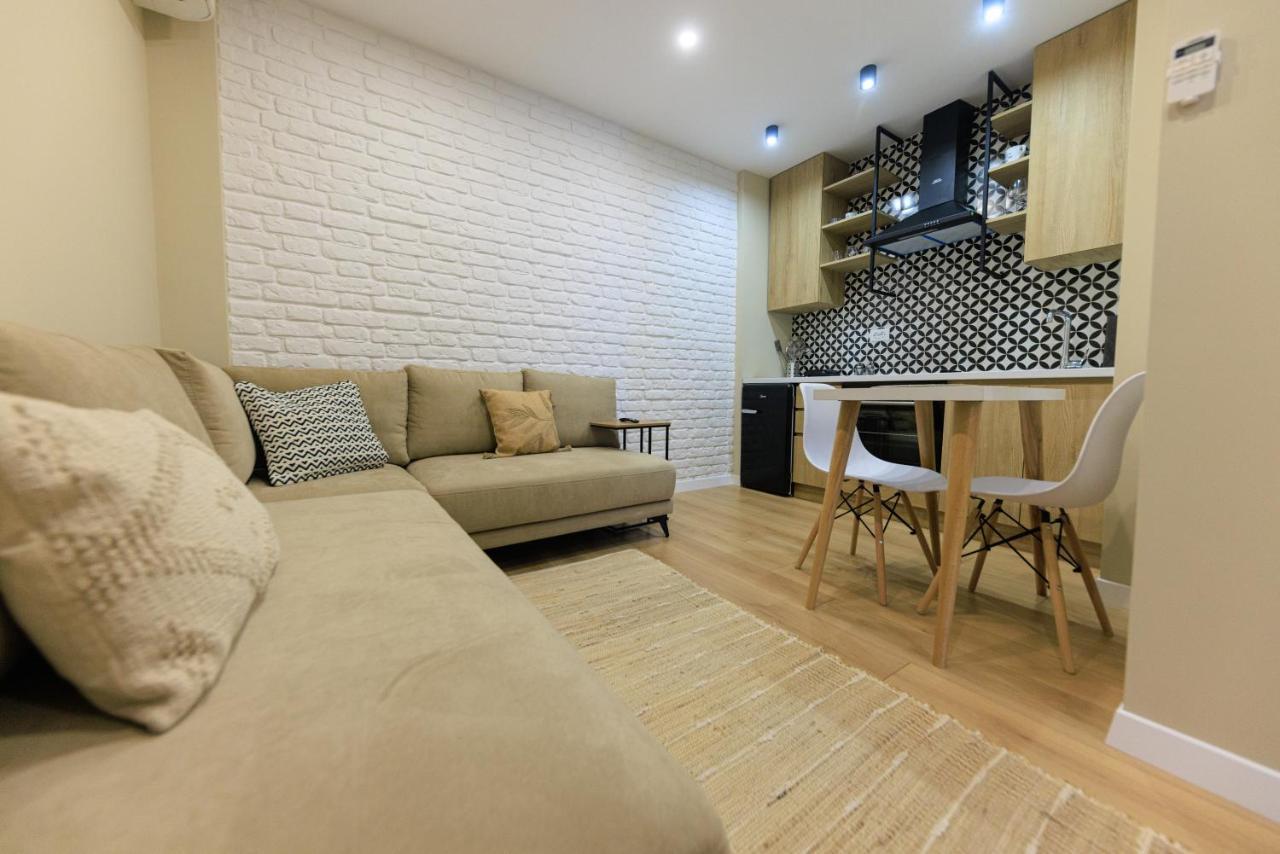 One-Bedroom Rooftop Skyline Central Hidden Gem In Tiranë Luaran gambar