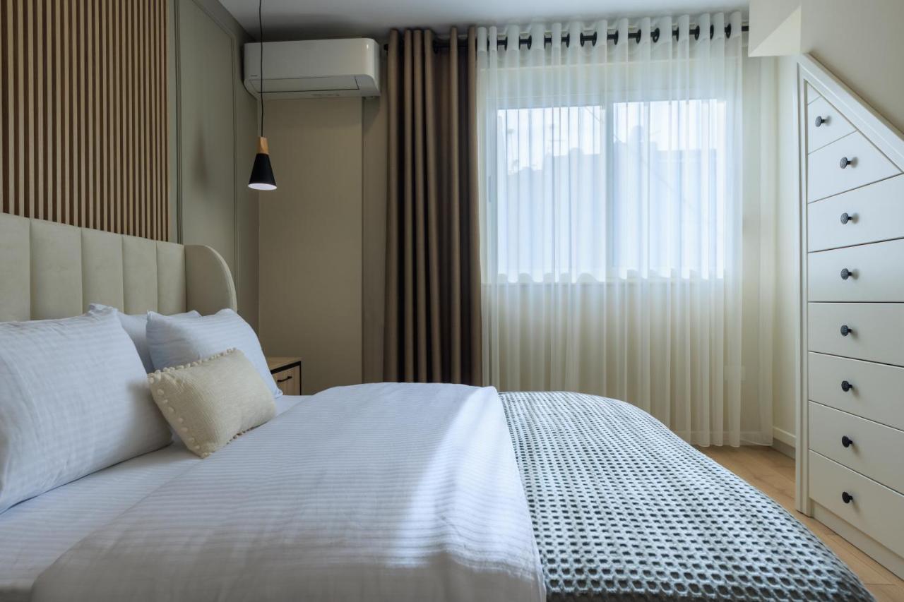 One-Bedroom Rooftop Skyline Central Hidden Gem In Tiranë Luaran gambar