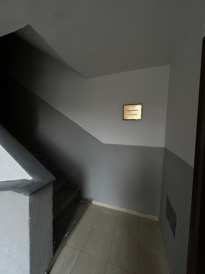 One-Bedroom Rooftop Skyline Central Hidden Gem In Tiranë Luaran gambar